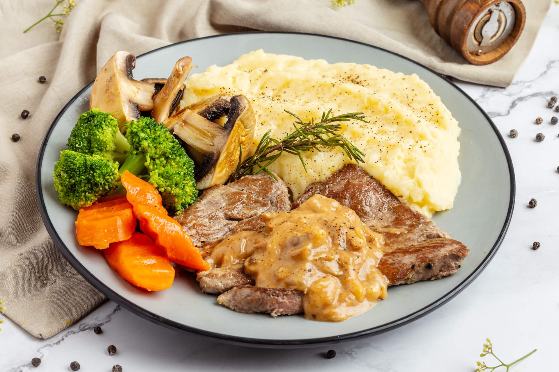 Steak with mashed potatoes